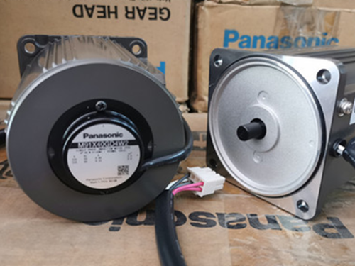 1PC NEW Panasonic Servo Motor M91X40GD4W2 40W 220V to Controller