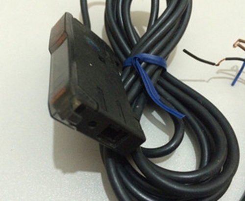 1PC New Omron E3X-DA6-1 37V~110V Fiber Amplifier