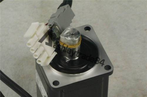 NEW IN BOX Omron R88M-W40030H-S1 SERVO MOTOR