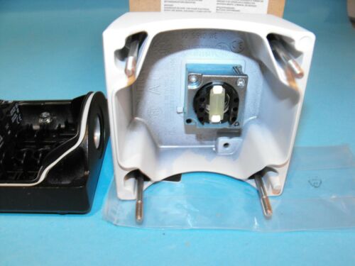 Siemens 3SB3 801-2DA3.Enclosure for 22mm push button metal.NEW